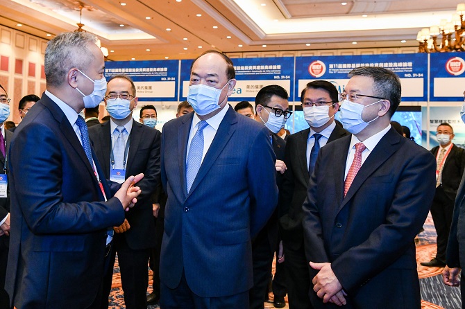 房会长陪同特首巡馆.jpg