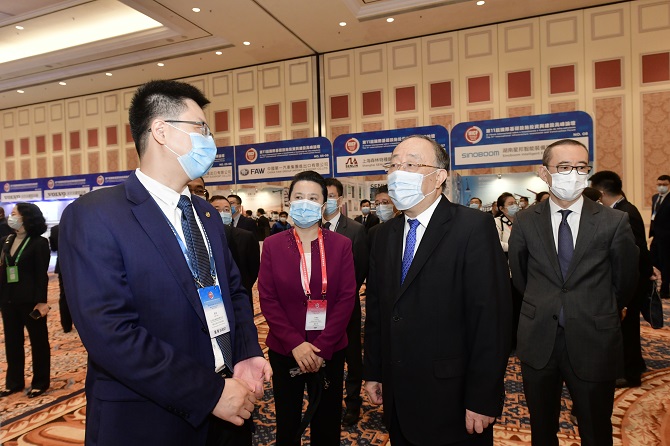 于会长陪同王炳南副部长巡馆.JPG